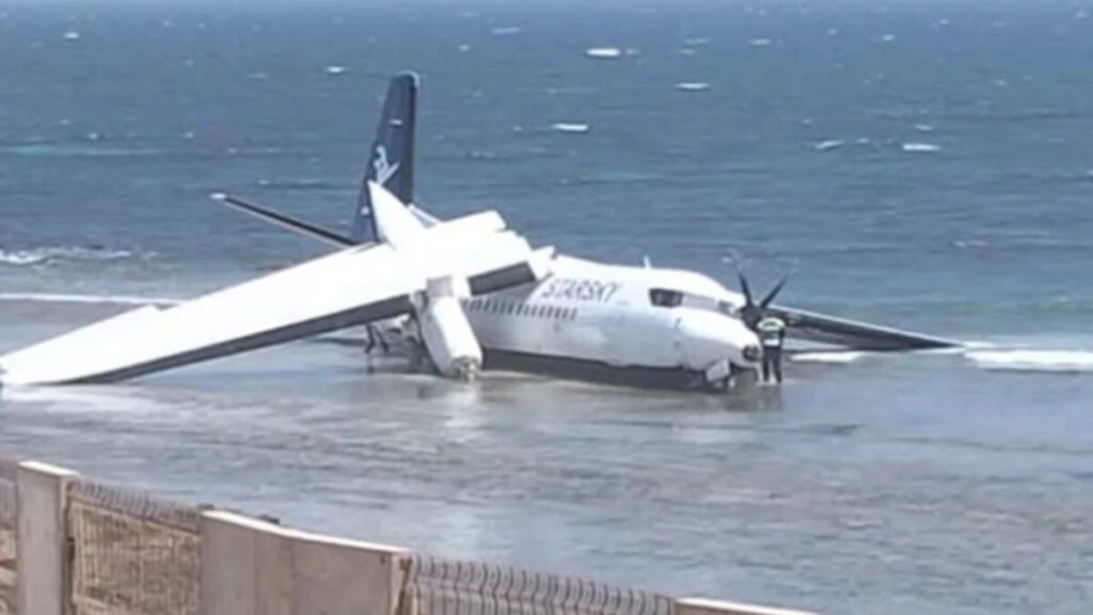 Aereo in emergenza dopo il decollo dall'aeroporto Aden Adde di Mogadiscio