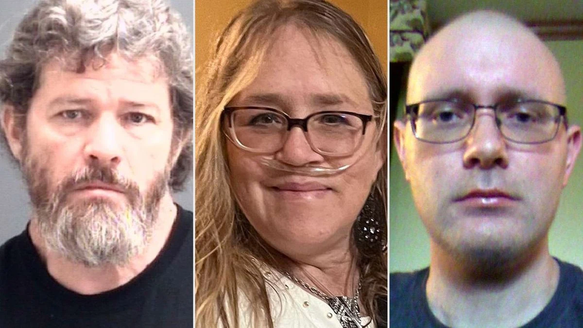 Casa avvolta dalle fiamme durante l'intervento dei soccorsi nel caso Kegg