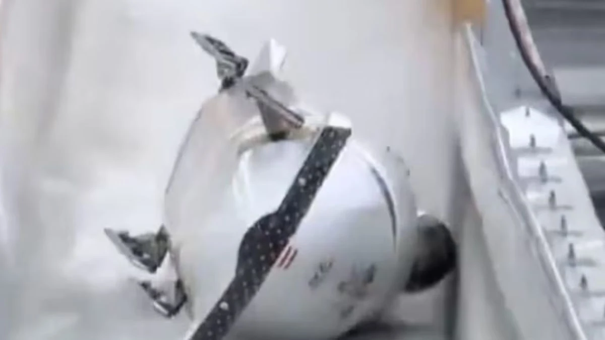 Pista di bob a Milano Cortina 2026 durante una discesa ad alta velocità