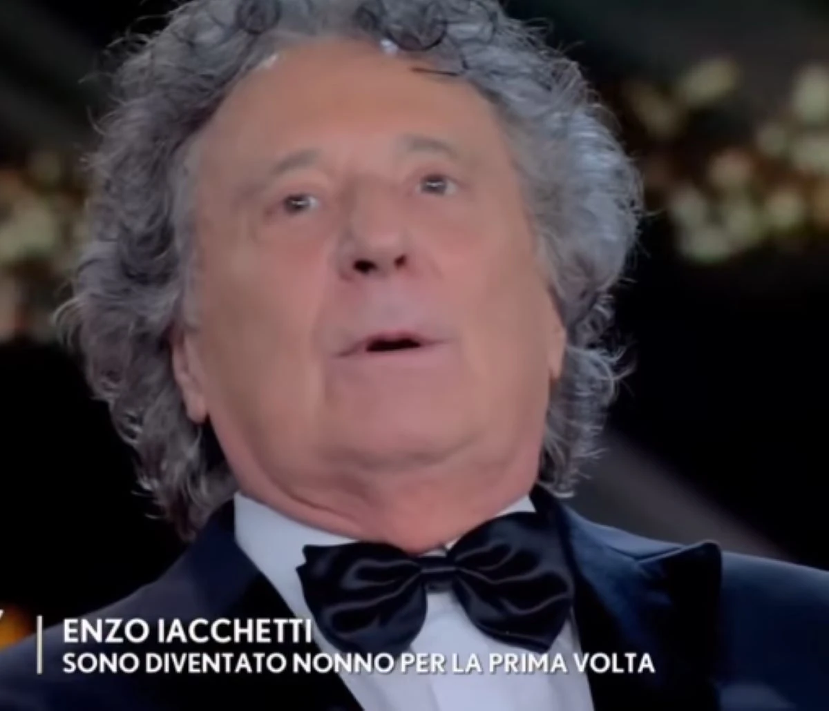Enzo Iacchetti durante un momento pubblico dopo l’annuncio della nascita di Penelope