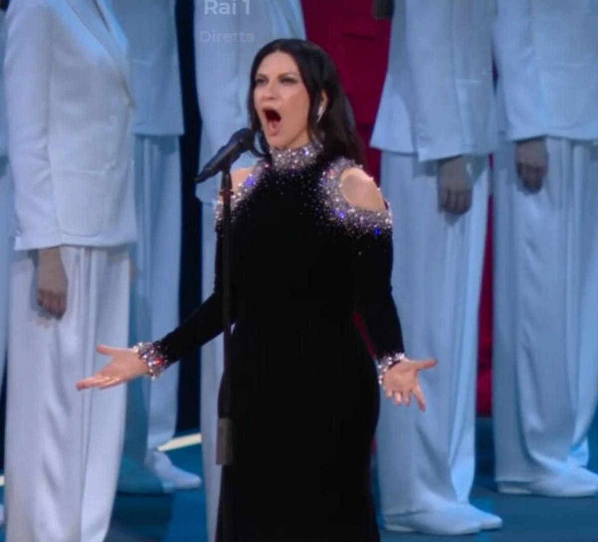 Immagine collegata all'esecuzione dell'Inno di Mameli da parte di Laura Pausini