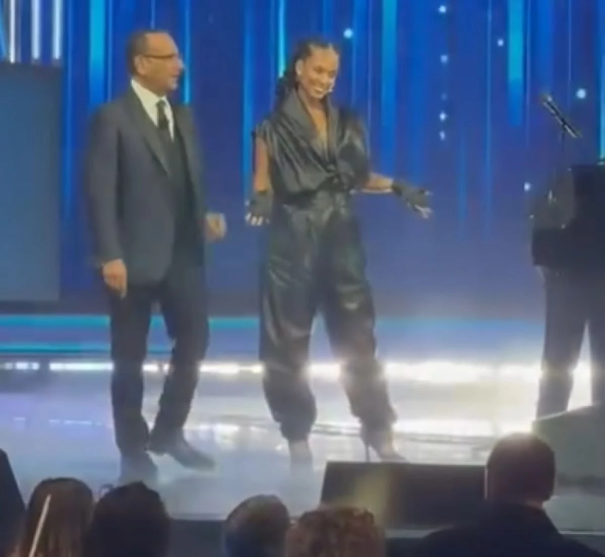 Alicia Keys e Carlo Conti durante il fuori onda a Sanremo 2026