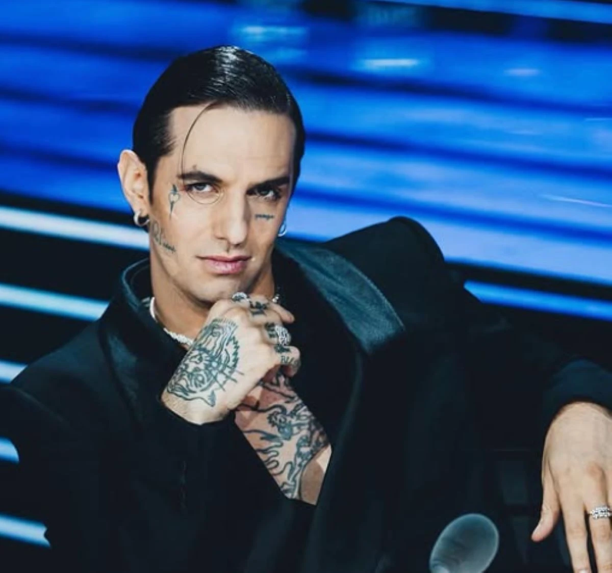 Achille Lauro sul palco dell'Ariston durante la seconda serata di Sanremo 2026