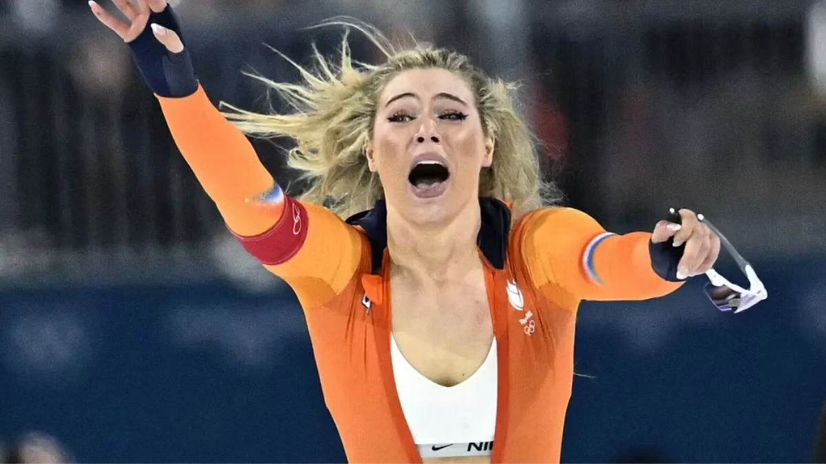 Jutta Leerdam festeggia la vittoria nel pattinaggio di velocità alle Olimpiadi