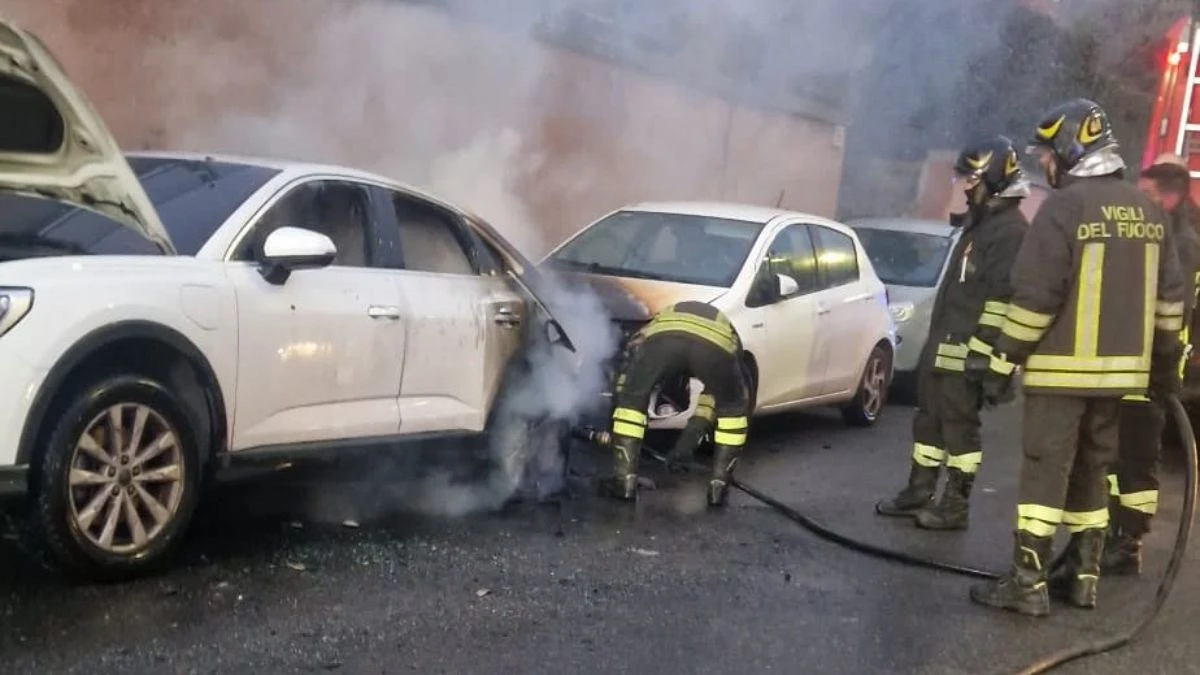 Intervento dei Vigili del Fuoco per spegnere un incendio di auto