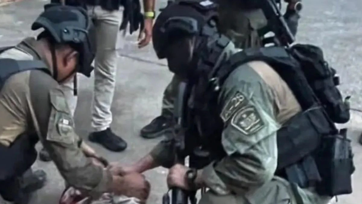 Forze dell’ordine davanti a una scuola in Thailandia dopo una sparatoria