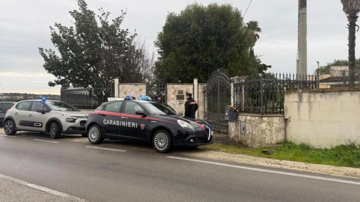 Carabinieri e artificieri sul luogo dell’esplosione davanti alla villa a Matino