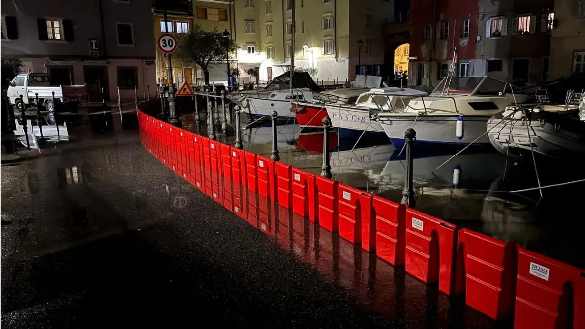 Allagamenti nel centro di Grado durante l’alta marea