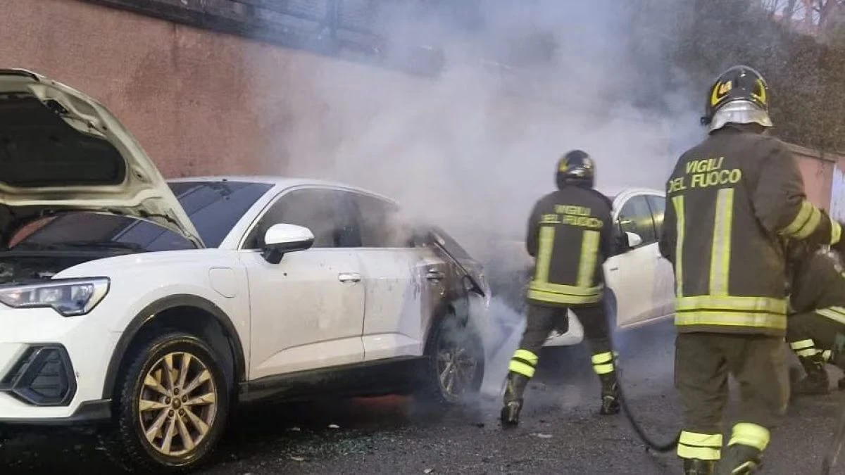 Fumo e fiamme all'alba in un incendio su strada