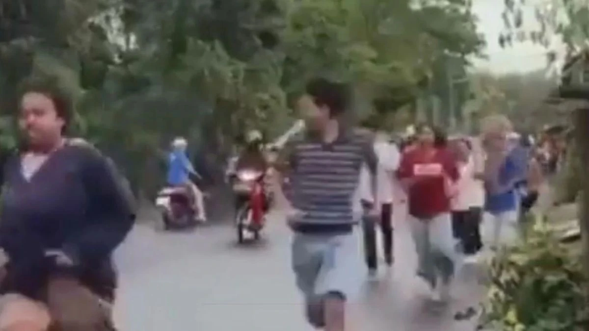 Ambulanza e personale sanitario dopo la sparatoria in una scuola vicino Hat Yai