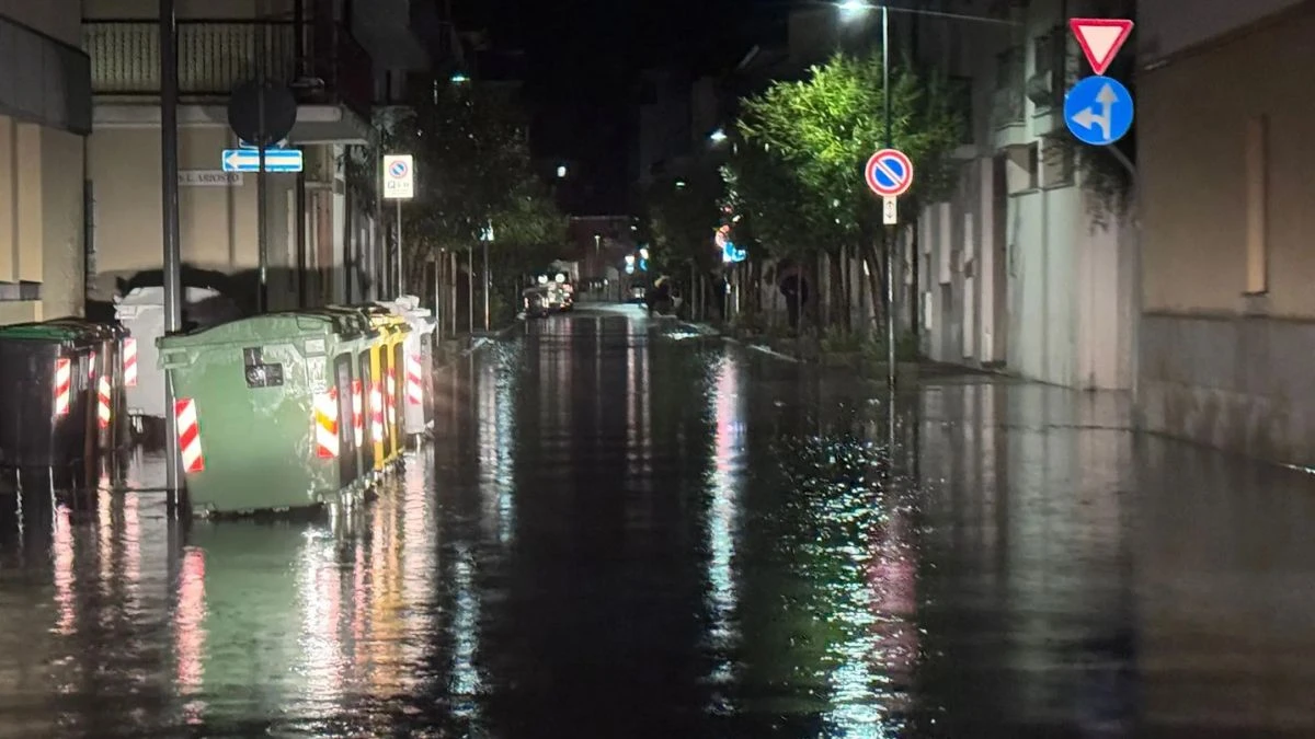 Maltempo notturno con pioggia intensa e vento sulle strade