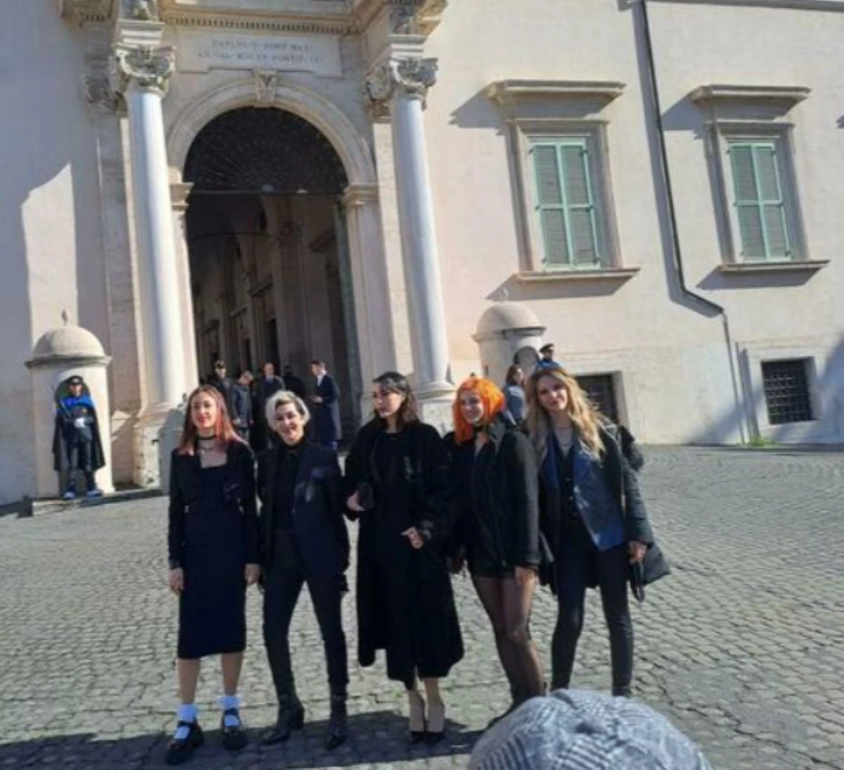 Sergio Mattarella durante l'incontro con Carlo Conti e gli artisti di Sanremo 2026