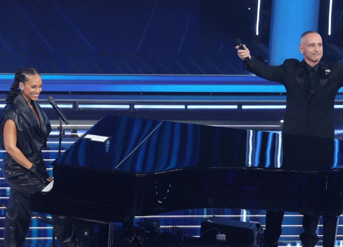 Eros Ramazzotti e Alicia Keys sul palco dell'Ariston durante Sanremo 2026