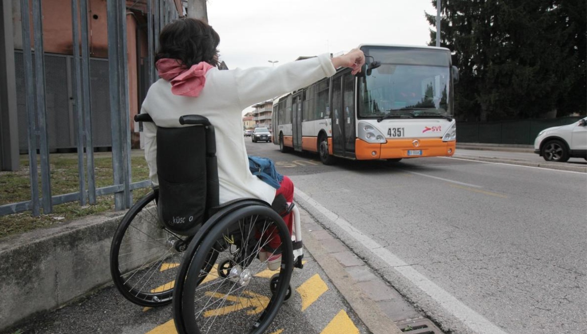 Studente 15enne disabile dimentica l’abbonamento del bus, poi il gesto shock dell’autista