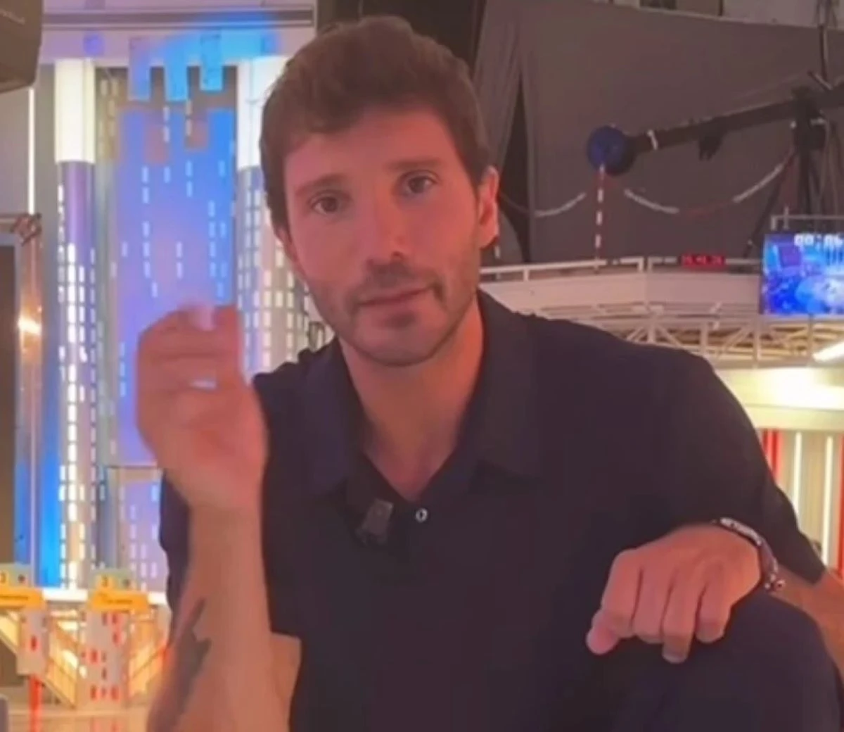 Stefano De Martino durante la trasmissione Affari Tuoi