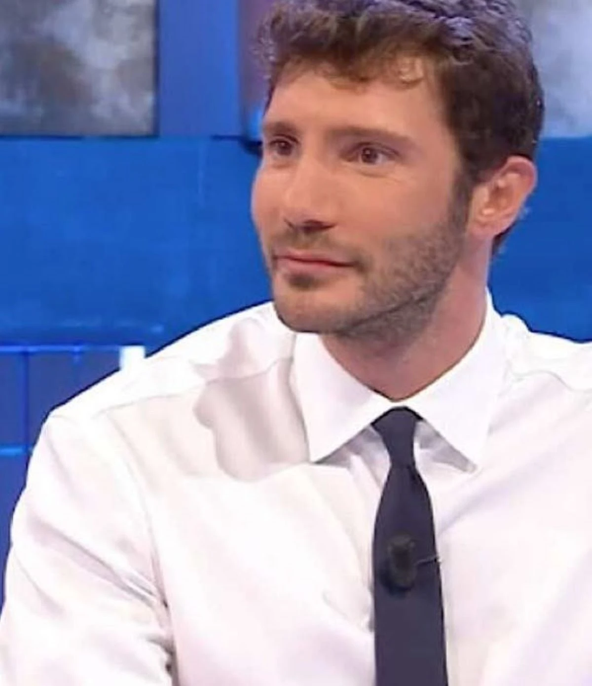 Stefano De Martino in studio durante Affari Tuoi su Rai 1
