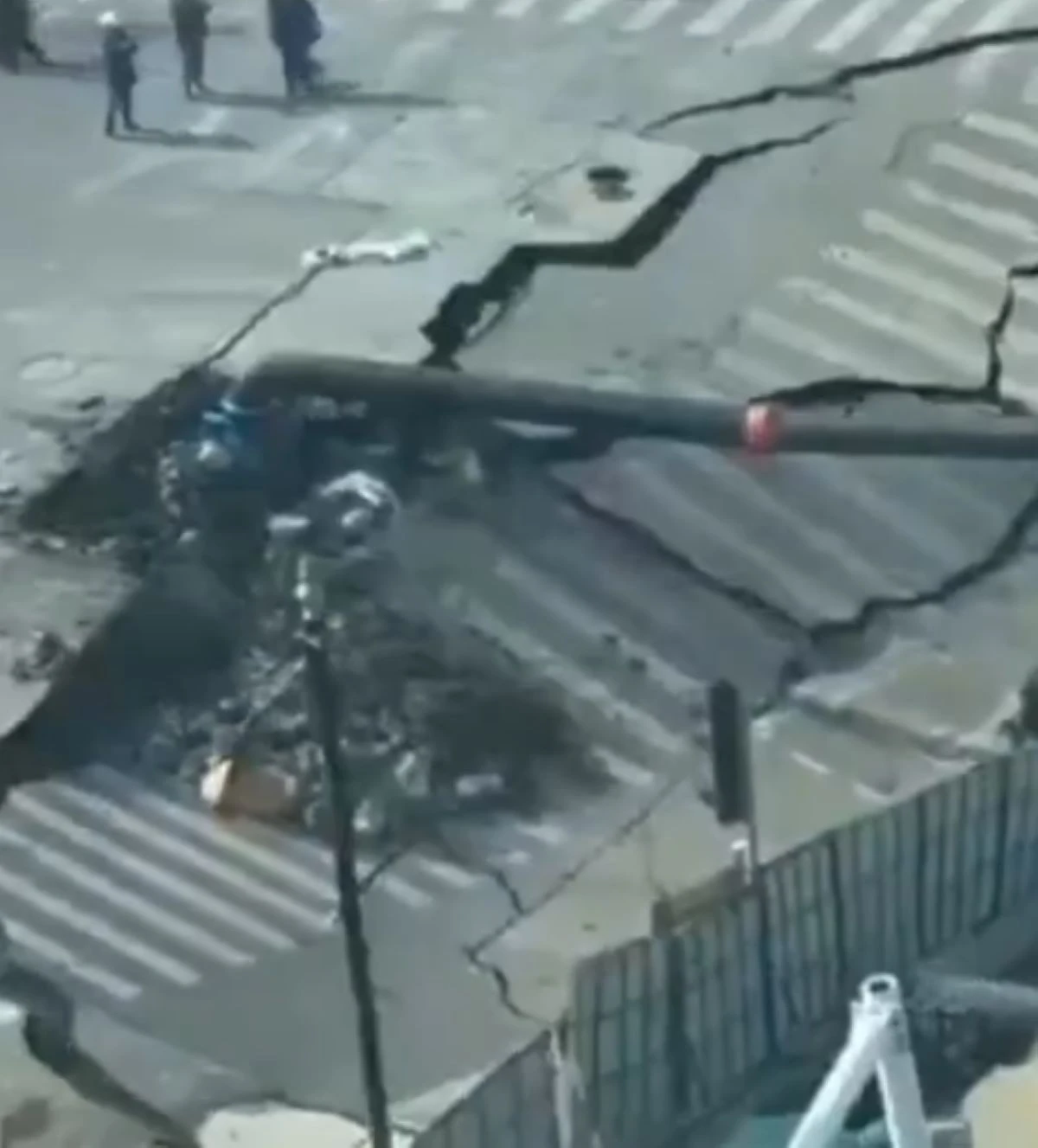 Voragine improvvisa sull'asfalto con crollo della carreggiata