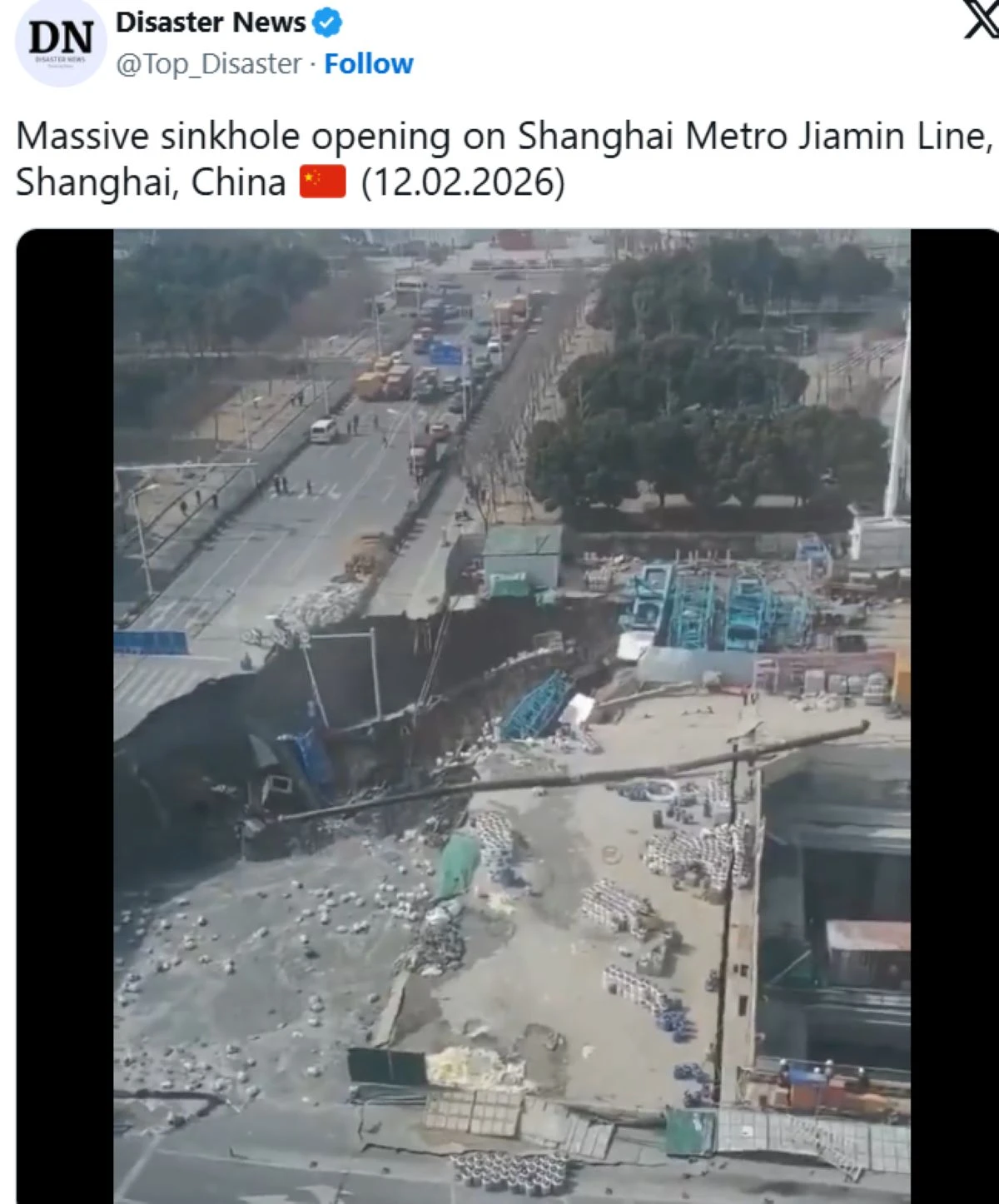 Cratere in strada a Shanghai con area transennata