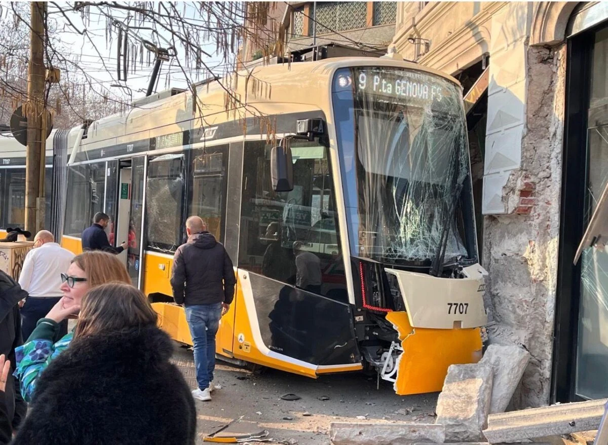 Tram incidentato e soccorsi in viale Vittorio Veneto a Milano dopo lo schianto contro un palazzo