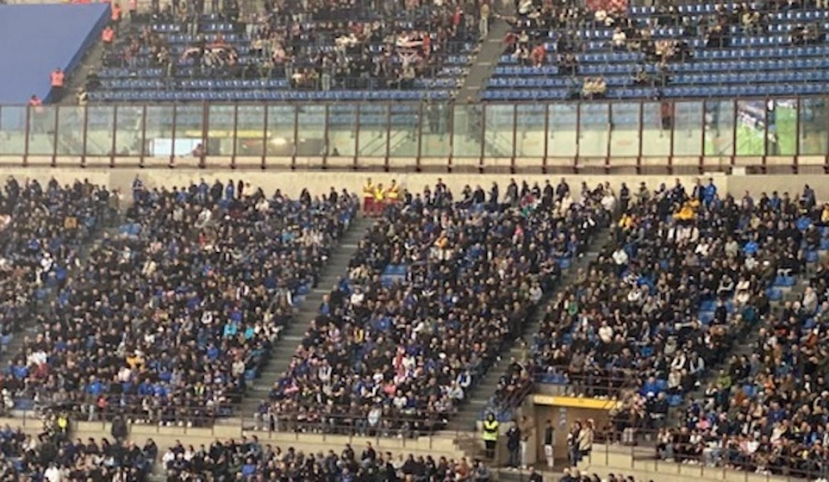 Tifosi sugli spalti durante Cremonese-Inter