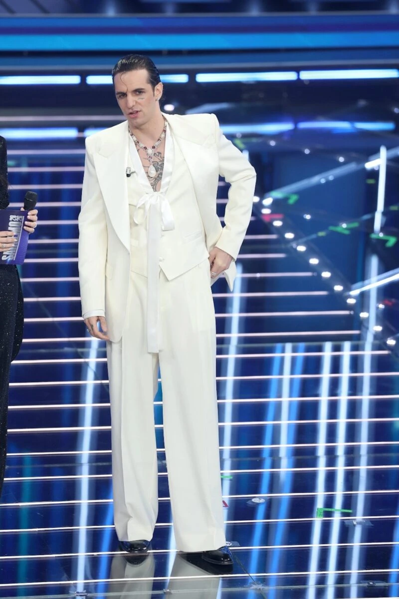 Achille Lauro con outfit total white e gioielli sul palco di Sanremo 2026