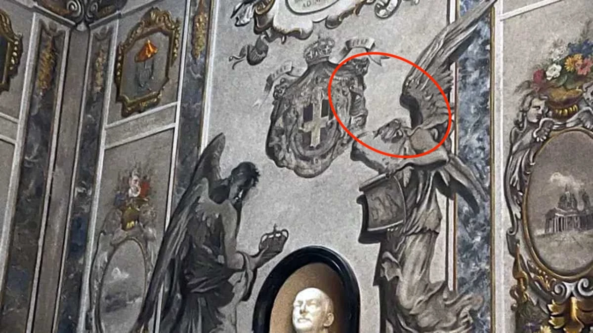 Affresco nella chiesa di San Lorenzo in Lucina: angelo con volto cancellato