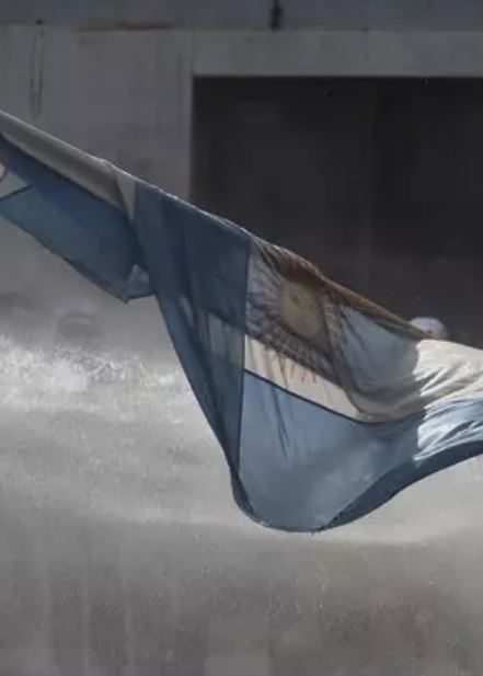 Argentina, scontri davanti al Parlamento: 37 arresti e quattro agenti feriti