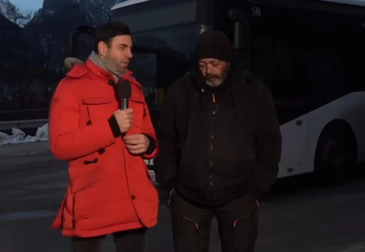 Autobus sulla neve nel contesto della vicenda del bambino sceso dal bus