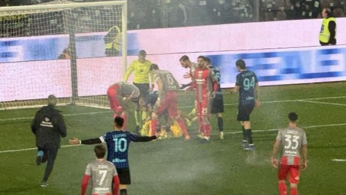 Stadio durante Cremonese-Inter dopo l’esplosione di un petardo vicino al portiere