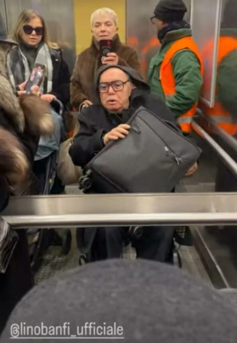 Lino Banfi in sedia a rotelle spinto dalla figlia Rosanna, immagine dal video social