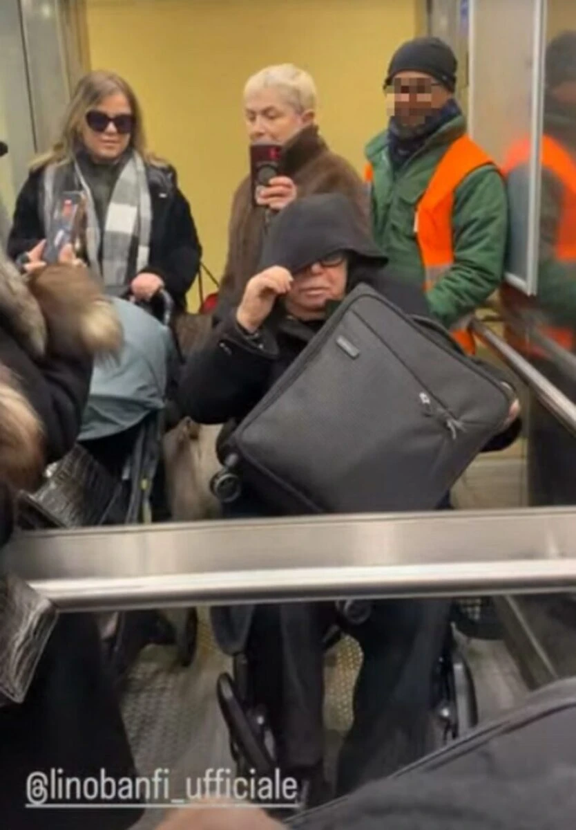 Seconda immagine di Lino Banfi in sedia a rotelle insieme alla figlia Rosanna