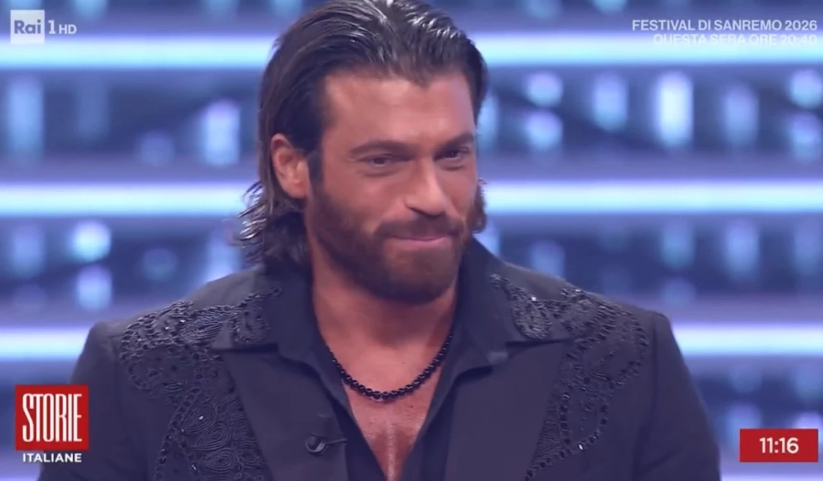 Can Yaman a Sanremo 2026: immagine del look discusso a Storie Italiane