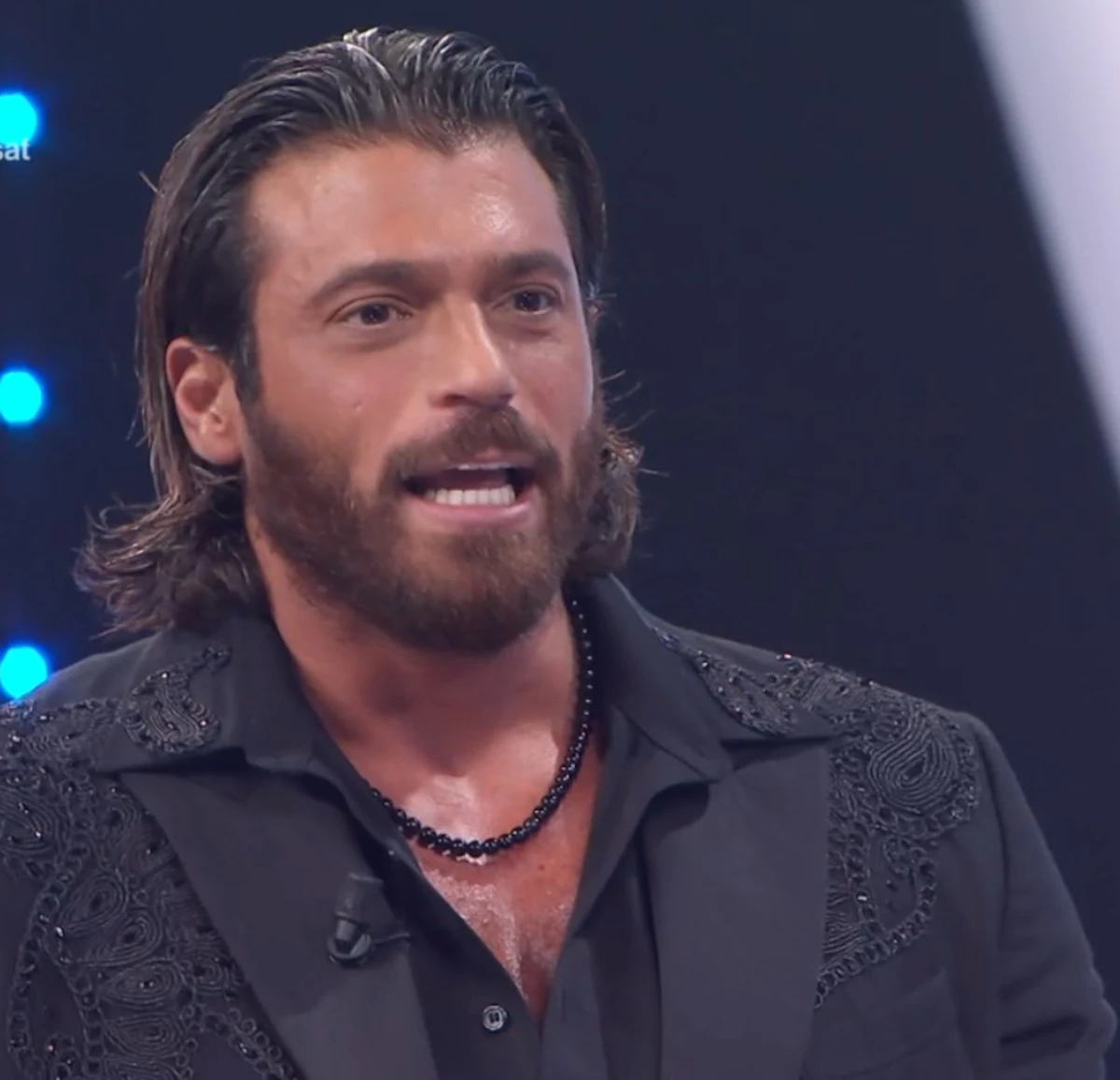 Can Yaman in una foto legata alla vicenda della denuncia