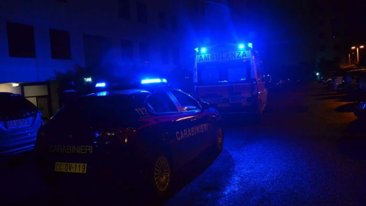 Carabinieri e ambulanza durante un intervento di emergenza