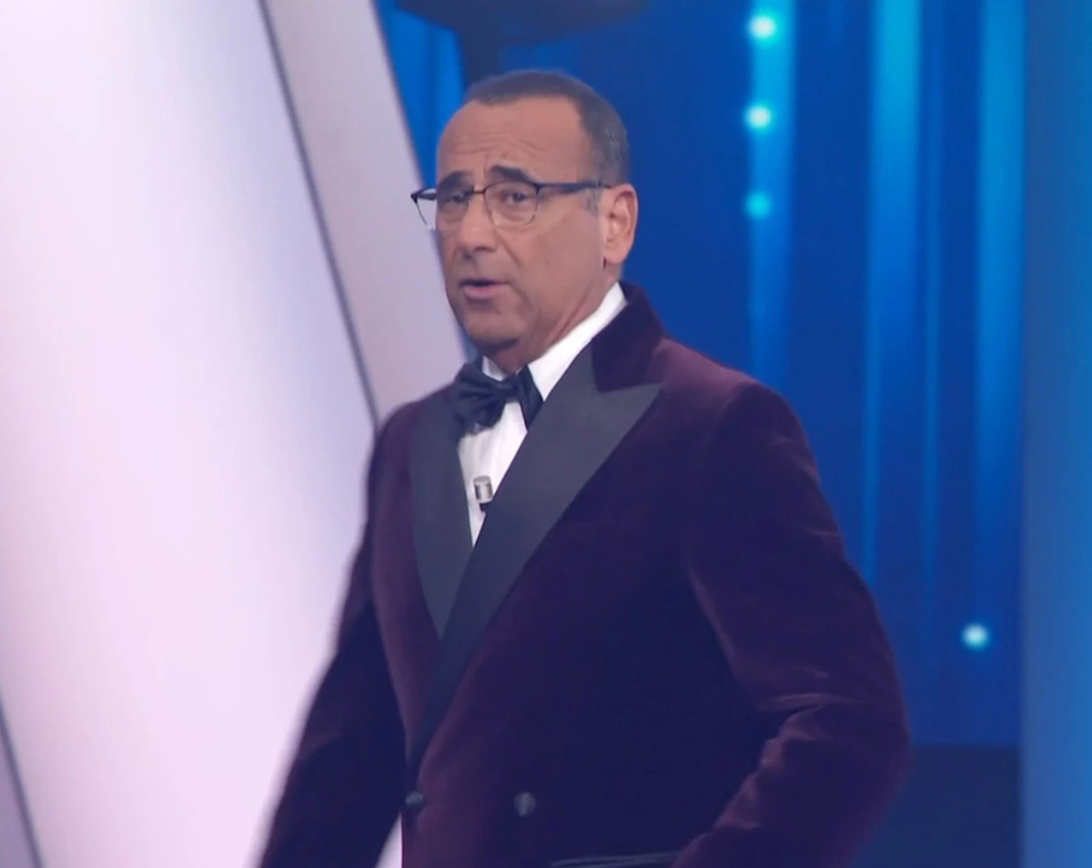 Carlo Conti sul palco dell'Ariston durante Sanremo 2026