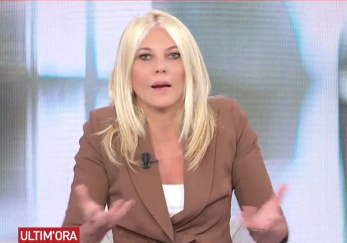 Eleonora Daniele in studio durante una puntata televisiva