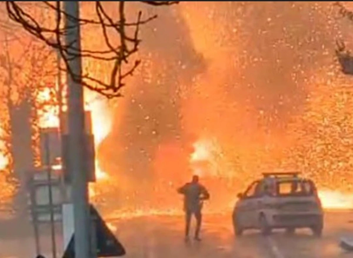 Intervento dei soccorsi dopo le esplosioni e l’incendio del camion in provincia di Arezzo