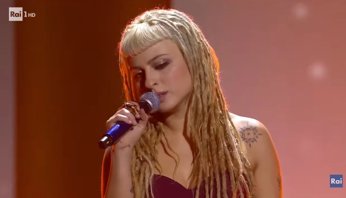 Pubblico del Teatro Ariston in piedi durante l'omaggio a Ornella Vanoni