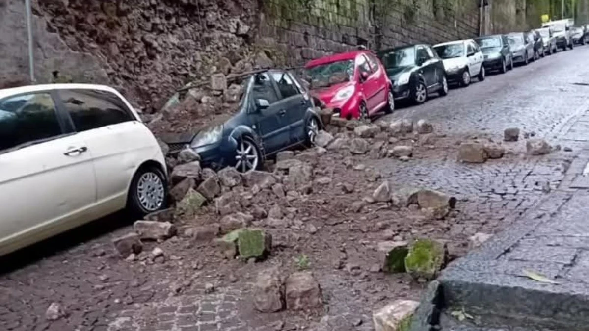 frana spaventosa in italia auto distrutte evacuata la scuola caos totale da Tvzap.it frana spaventosa in italia auto distrutte evacuata la scuola caos totale