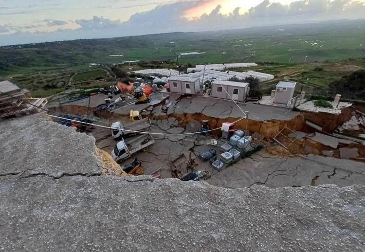 Niscemi, costone interessato dalla frana e zona urbana