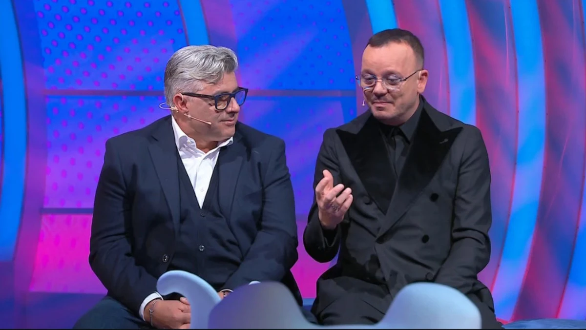 Gigi D'Alessio seduto accanto a Giuseppe durante il confronto in studio