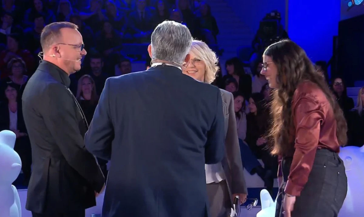 Gigi D'Alessio nello studio di C’è Posta per Te durante la puntata del 21 febbraio