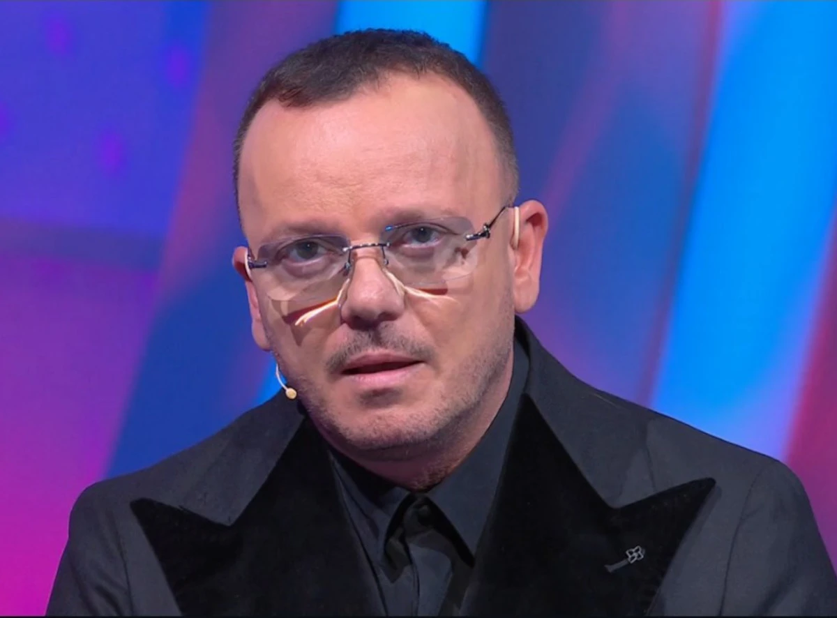 Gigi D'Alessio durante l’ingresso in studio a C’è Posta per Te