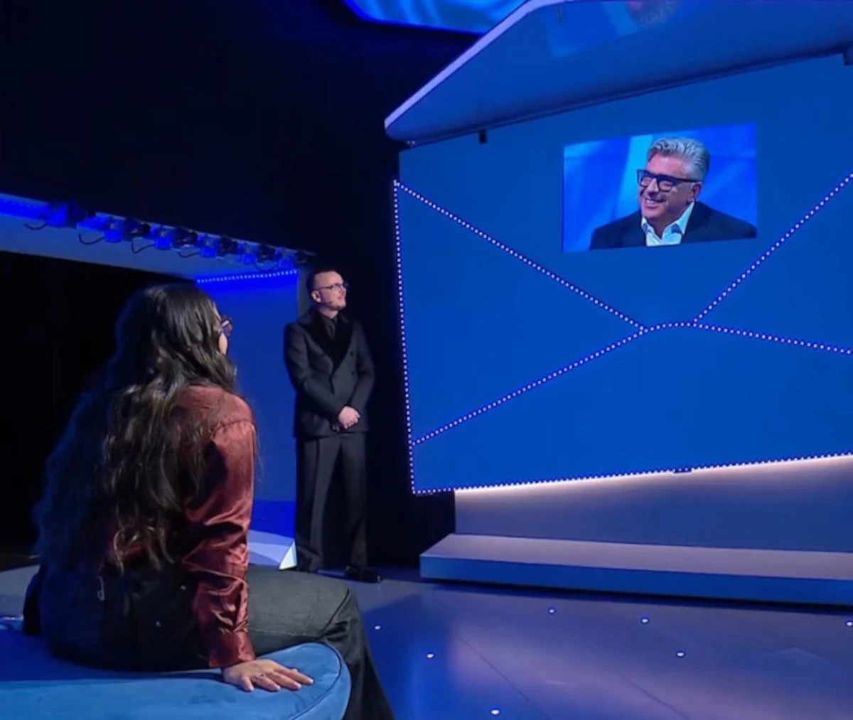 Gigi D'Alessio parla in studio a C’è Posta per Te durante la puntata del 21 febbraio