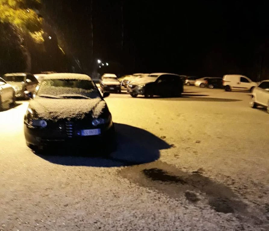 Accumuli di grandine dopo il temporale: strato bianco su strade e superfici