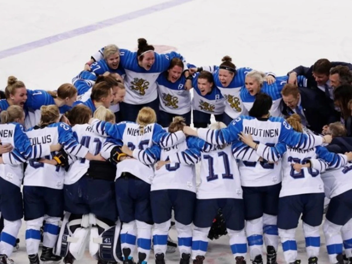 Partita di hockey su ghiaccio, azione di gioco in pista