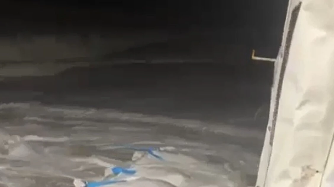 Mareggiata a Porto Recanati nella zona di Scossicci con onde alte e lungomare colpito