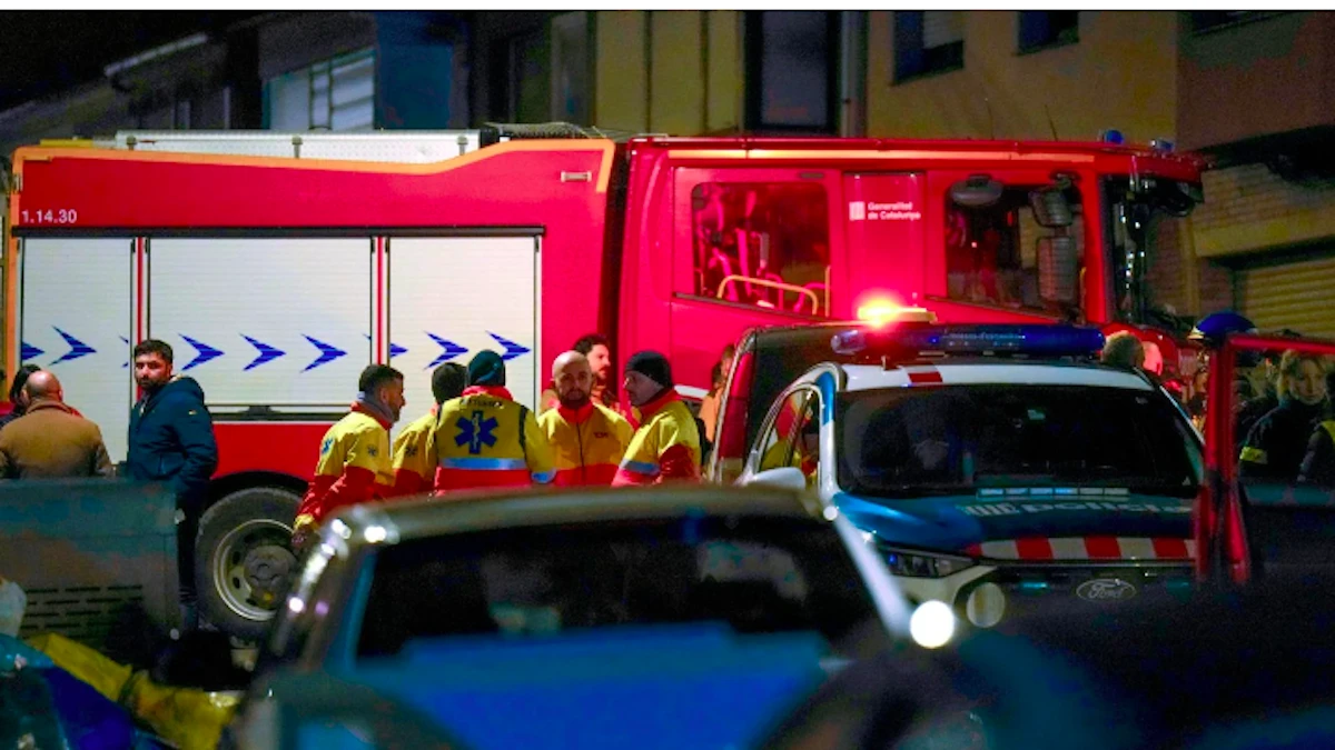 Vista del palazzo dopo l’incendio notturno