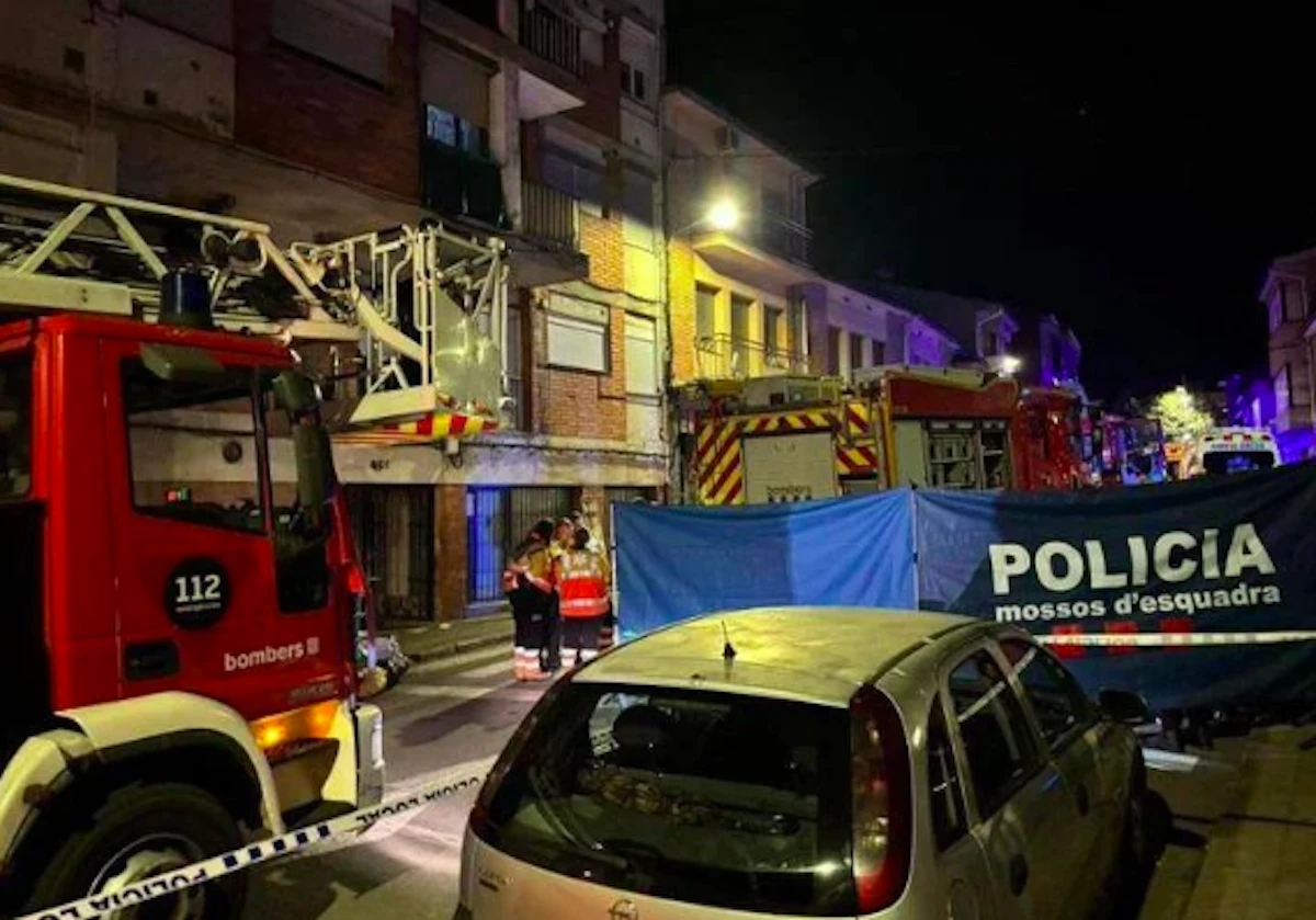 Intervento dei soccorsi dopo l’incendio sul tetto del palazzo