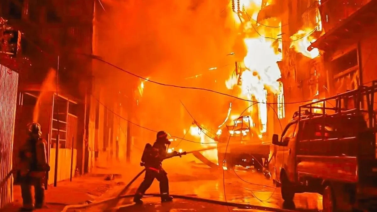 Incendio nel centro storico di San Salvador con fumo denso e fiamme tra gli edifici